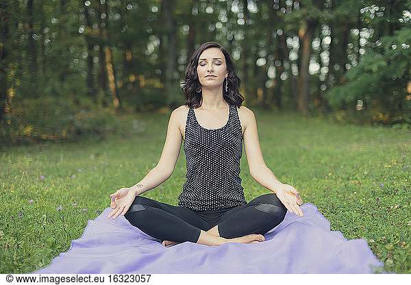 Kroatien  Frau meditiert im Lotussitz  Yoga in der Natur