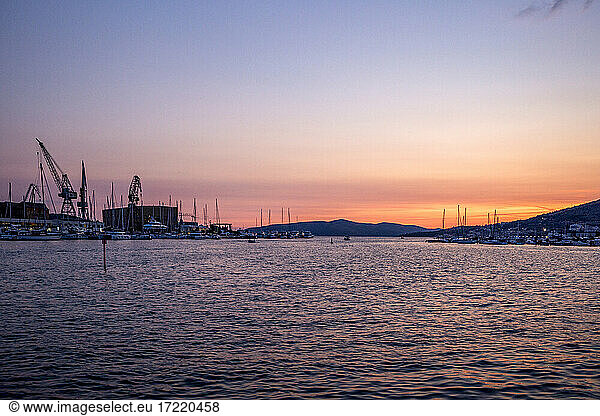 Kroatien  Gespanschaft Split-Dalmatien  Trogir  Handelsdock auf der Insel Ciovo bei stimmungsvoller Abenddämmerung