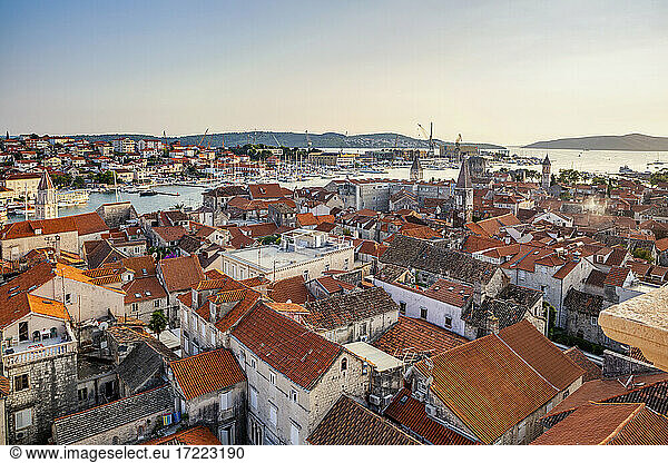 Kroatien  Gespanschaft Split-Dalmatien  Trogir  Historische Altstadt mit Hafen im Hintergrund