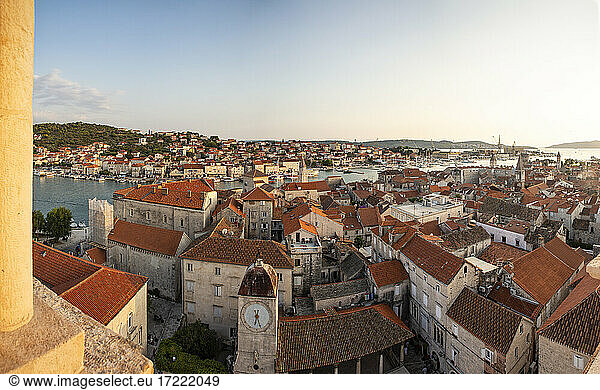Kroatien  Gespanschaft Split-Dalmatien  Trogir  St.-Sebastian-Kirche und umliegende Altstadthäuser bei Sonnenuntergang
