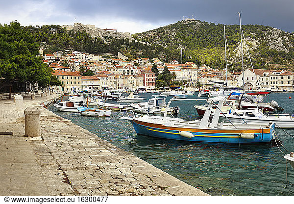 Kroatien  Hvar  Altstadt und Boote im Hafen
