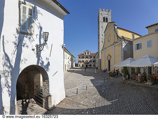 Kroatien  Istrien  Motovun  Altstadt  Hauptplatz Trg Andrea Antico  St. Stefans Kirche