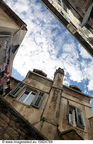 Kroatien  Istrien  Rovinj  Alte Gebäude in der Stadt  Ansicht von unten
