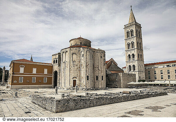 Kroatien  Zadar  Kirche des Heiligen Donatus und Glockenturm der Kathedrale