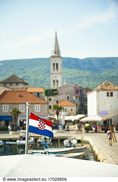 Kroatische Flagge auf einer Touristenfähre  Jelsa  Dalmatinische Küste  Kroatien. Dies ist ein Foto der kroatischen Flagge auf einer Touristenfähre vom Hafen Jelsa auf der Insel Hvar zur Insel Brac in der Region Dalmatien (Dalmacija) in Kroatien.