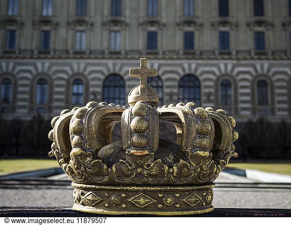 Kronenornament oben auf dem Tor der Ostfassade des königlichen Palastes; Stockholm  Schweden .