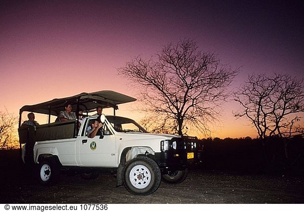 Kruger-Nationalpark Szene. Touristen auf ein Laufwerk Nacht Kruger-Nationalpark. Südafrika