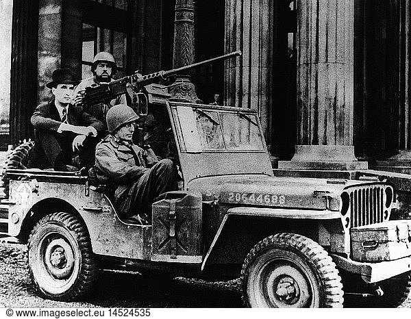 Krupp von Bohlen und Halbach  Alfried  13.8.1907 - 30.7.1967  deut. Industrieller  auf Jeep sitzend  Verhaftung durch US Soldaten  vor der Villa HÃ¼gel  Essen  April  1945