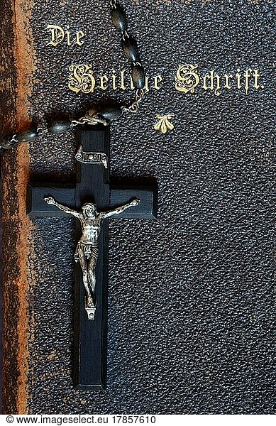 Kruzifix auf Bibel  Heilige Schrift