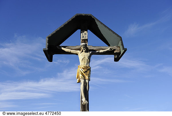 Kruzifix auf dem Friedhof von Gelting  Oberbayern  Bayern  Deutschland  Europa