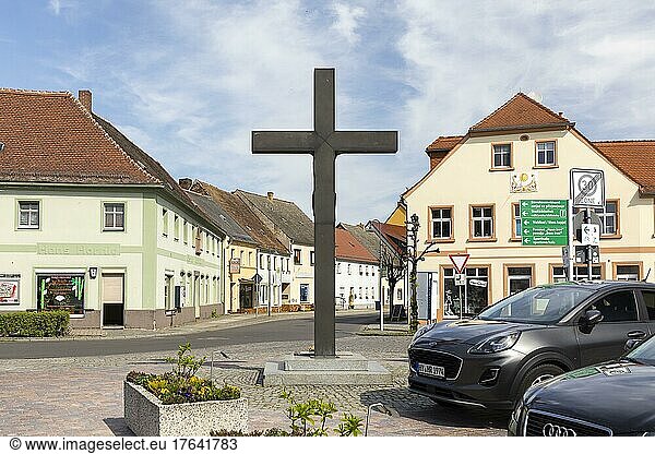 Kruzifix auf dem Marktplatz  im Hintergrund die Hoyerswerdaer Straße  Wittichenau  Sachsen  Deutschland  Europa