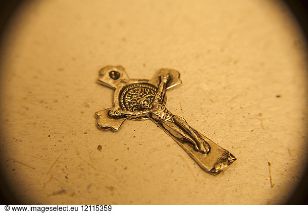 Kruzifix auf einem goldenen Kreuz