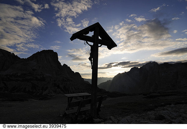 Kruzifix bei der Dreizinnen-Hütte  Hochpustertal  Sextener Dolomiten  Südtirol  Italien  Europa