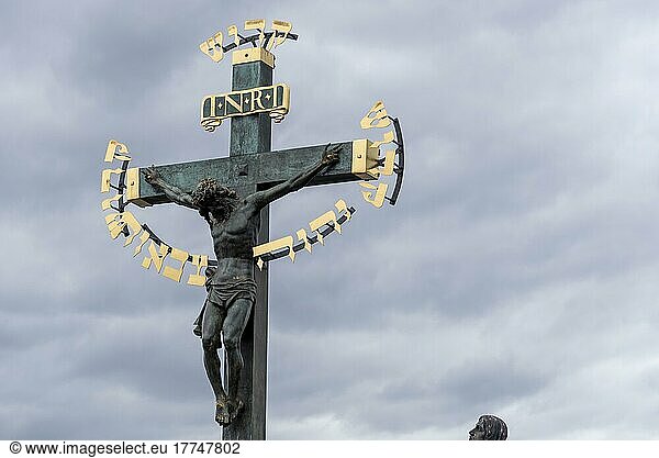 Kruzifix der Kreuzigungsgruppe  Karlsbrücke  Prag  Tschechien  Europa