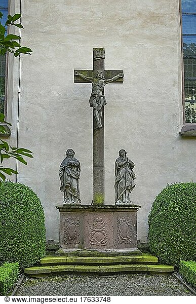 Kruzifix im Friedgarten  Benediktinerabtei Corvey  Höxter  Nordrhein-Westfalen  Deutschland  Europa