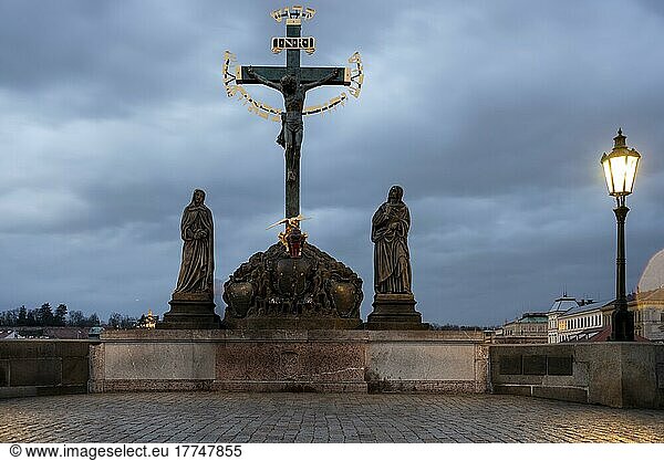 Kruzifix  Kreuzigungsgruppe  Karlsbrücke  Prag  Tschechien  Europa
