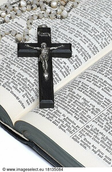 Kruzifix und Rosenkranz  auf Bibel  Kreuz  Rosenkranzkette  Jesuskreuz  Buch  Bücher