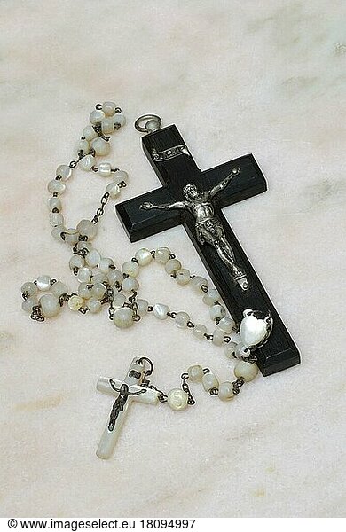Kruzifix und Rosenkranz  Kreuz  Rosenkranzkette  Jesuskreuz