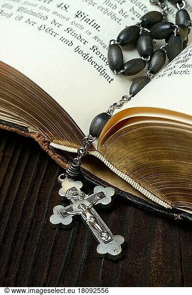 Kruzifix und Rosenkranzkette auf Bibel  Rosenkranzkette