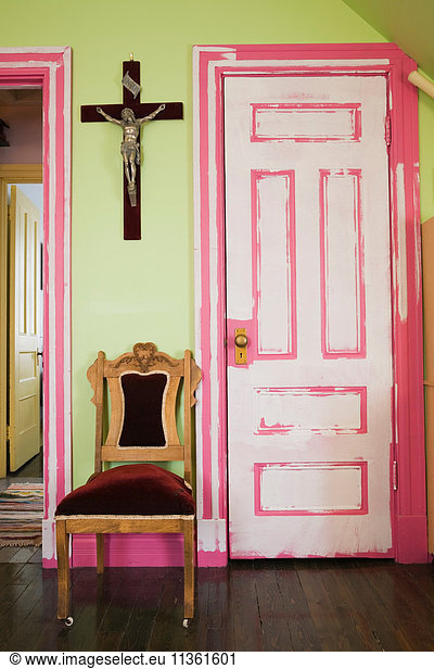 Kruzifix und Stuhl bei der Tür