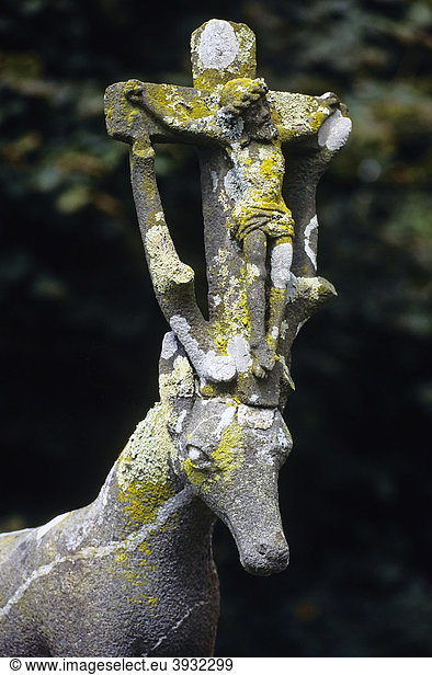 Kruzifix zwischen Hirschgeweih  steinerne Skulptur  Kalvarienberg St. Hubertus  Calvaire in Cast  FinistËre  Bretagne  Frankreich  Europa