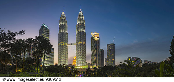 Kuala Lumpur Hauptstadt Skyline Skylines beleuchtet Großstadt Hochhaus Malaysia