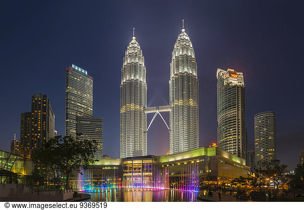 Kuala Lumpur Hauptstadt Skyline Skylines beleuchtet Großstadt Hochhaus Malaysia