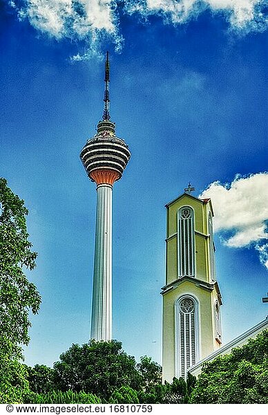 Kuala Lumpur Tower und Saint John?s Cathedral  Kuala Lumpur  Malaysia.