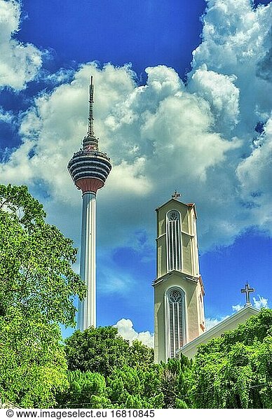 Kuala Lumpur Tower und Saint John?s Cathedral  Kuala Lumpur  Malaysia.