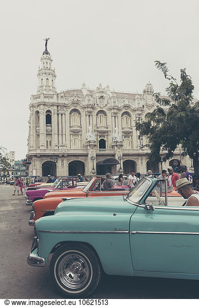 Kuba  Havanna  Blick auf das Große Theater von Havanna mit geparkten Oldtimern im Vordergrund