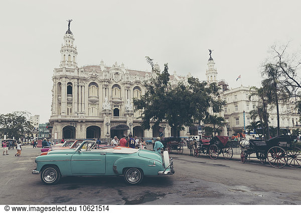 Kuba  Havanna  Blick auf das Große Theater von Havanna mit geparkten Oldtimern und Kutschen im Vordergrund