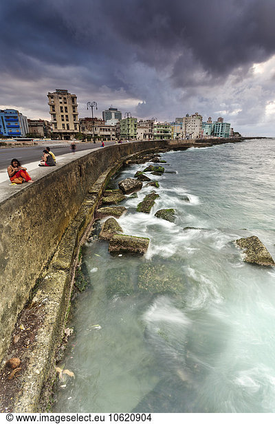 Kuba  Havanna  Malecon  Stürmische Atmosphäre