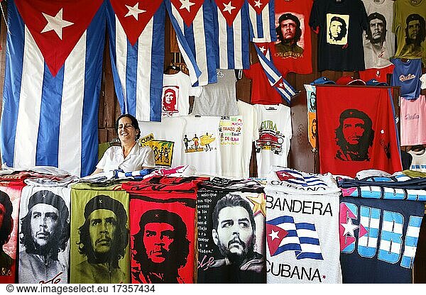 Kubanerin verkauft Souveniers  Kubanische Flagge  T-Shirts mit Portrait von Ernesto Che Guevara  Nationalpark Jardines de la Reina  Archipel  Provinz Camagüey und Ciego de Ávila  Karibik  Kuba  Mittelamerika