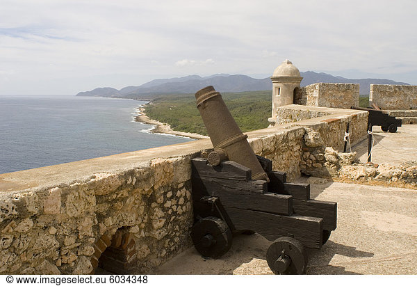 Kubanische Küste und Castillo del Morro, eine Festung am Eingang der Bucht von Santiago, UNESCO-Weltkulturerbe, 10 km südwestlich von Santiago De Cuba, Kuba, Westindische Inseln, Mittelamerika