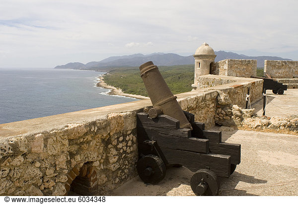 Kubanische Küste und Castillo del Morro  eine Festung am Eingang der Bucht von Santiago  UNESCO-Weltkulturerbe  10 km südwestlich von Santiago De Cuba  Kuba  Westindische Inseln  Mittelamerika