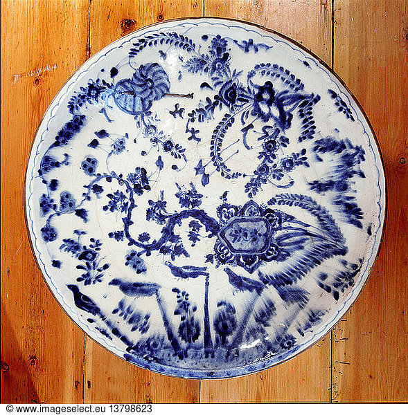 Kubatcha-Keramik  Safawiden-Dynastie. Ein provinzieller Safawiden-Stil. Die Schale ist mit Blumenmustern und Vögeln verziert. Islamisch. Ende 16. bis 17. Jahrhundert n. Chr. Persien.
