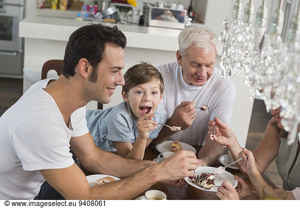 Kuchen essen essend isst Tisch
