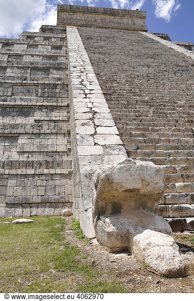 Kukulkan Pyramide  Stiege  Schlangenkopf  Zona Nord  Chichen Itza  neues Weltwunder  Maya und Tolteken Ausgrabungsstätte  Halbinsel Yucatan  Mexiko  Zentralamerika