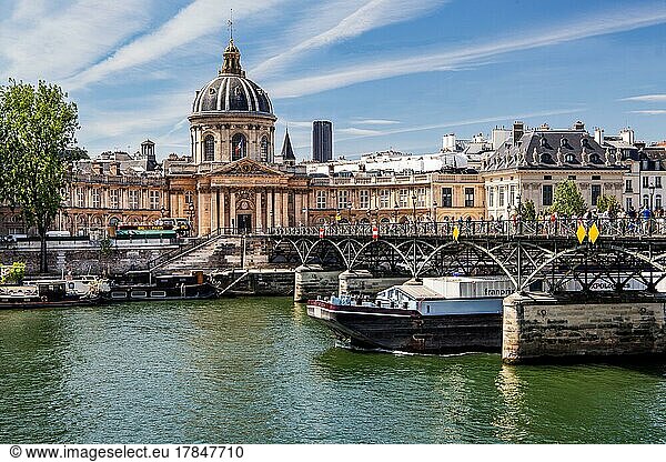 Kulturzentrum Institut de France mit der Pont des Arts an der Seine  Paris  Ile de France  Westeuropa  Frankreich  Europa