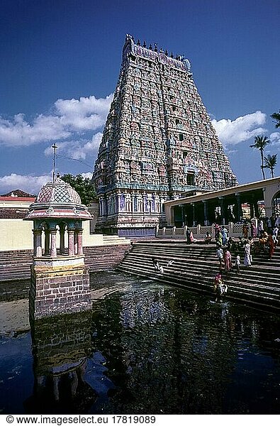 Kumbhewarar Siva Tempel Rajagopuram mit Pushkarani Tank in Kumbakonam  Tamil Nadu  Indien  Asien