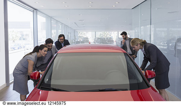 Kunden suchen Neuwagen im Autohaus-Showroom