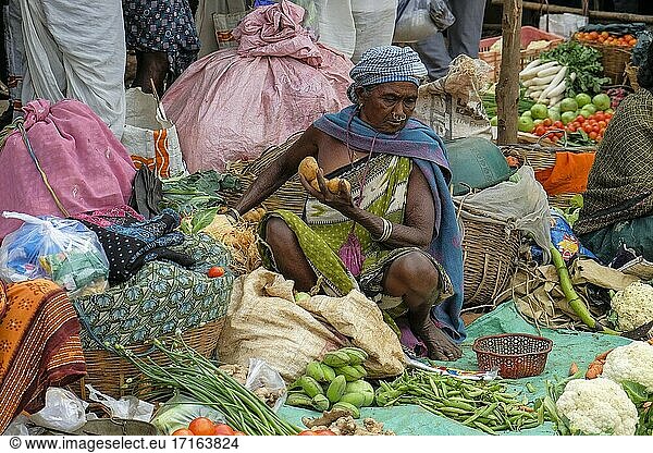 Kunduli  Indien Adivasi-Frau vom Stamm der Desia Kondh verkauft Gemüse auf dem Kunduli-Markt in Kunduli  Odisha  Indien.