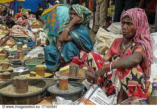 Kunduli  Indien Adivasi-Frauen vom Stamm der Desia Kondh verkaufen Gemüse auf dem Kunduli-Markt in Kunduli  Odisha  Indien.