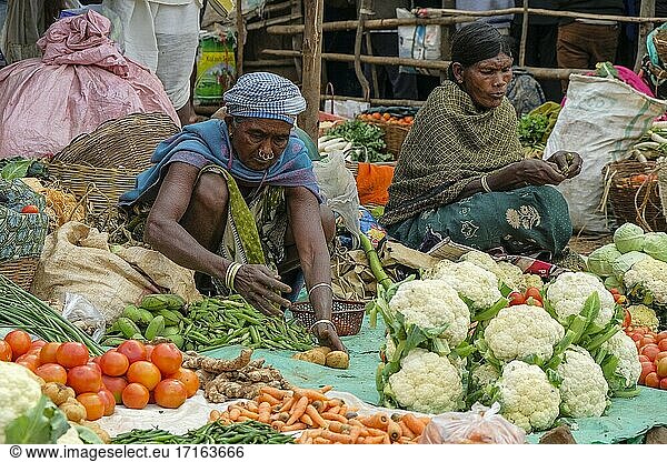 Kunduli  Indien Adivasi-Frauen vom Stamm der Desia Kondh verkaufen Gemüse auf dem Kunduli-Markt in Kunduli  Odisha  Indien.