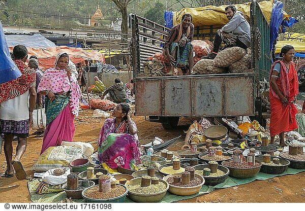 Kunduli  Indien Frauen verkaufen Gemüse und Gewürze auf dem Kunduli-Markt in Kunduli  Odisha  Indien.