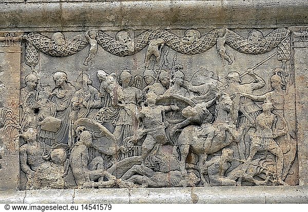 Kunst  Antike  Fries auf der Ostseite des Mausoleum von Glanum  inspiriert durch den mythischen Krieg zwischen den Griechen und den Amazonen zeigt es einen Krieger  der TrophÃ¤en seines toten Feindes nimmt  30 vChr.