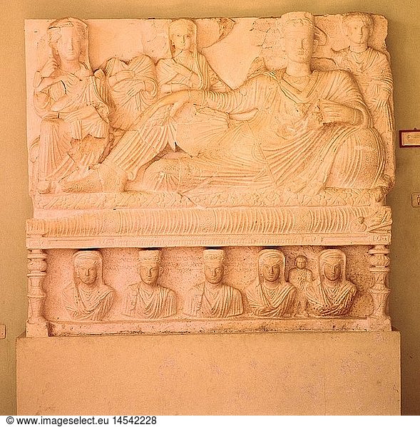 Kunst  Epochen  RÃ¶misches Reich  Bildhauerei  Relief  Grabmal  Ruhebett mit palmyrenischer Familie  2. Jahrhundert n.Chr.  Stein  Museum  Palmyra