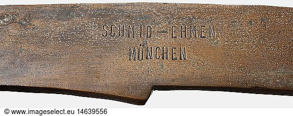 KUNST IM DRITTEN REICH  Professor Kurt Schmid-Ehmen (1901 - 1968)  groÃŸer Bronze-Wandadler Auf dem linken FlÃ¼gel KÃ¼nstlersignatur 'Schmid-Ehmen MÃ¼nchen'. Dunkelbraun-grÃ¼n patinierte Bronze  rÃ¼ckseitige Vorrichtungen zur Wandbefestigung. HÃ¶he 53 5 cm  Breite 102 cm. Der Adler Ã¤hnelt sehr stark den Adlern Ã¼ber den Portalen der Neuen Reichskanzlei in Berlin. Prof. Kurt Schmid-Ehmen  der 'Adlermacher'  gilt als SchÃ¶pfer des Reichsadlers und NS-Hoheitszeichens. Er studiert an der Leipziger und MÃ¼nchner Akademie  wird MeisterschÃ¼ler Bernhard Bleekers und macht zunÃ¤chst mit zahlreichen BÃ¼sten  darunter eine des berÃ¼hmten Pianisten Josef Pembauer  dem Lehrer der Konzertpianistin Hetty Haelssig (spÃ¤tere Schmid-Ehmen)  auf sich aufmerksam. Sein Eintritt in die NSDAP Anfang der 30er Jahre und seine Bekanntschaft zu dem Architekten Paul Ludwig Troost verschaffen ihm erste AuftrÃ¤ge und die persÃ¶nliche Bekanntschaft mit Adolf Hitler. So gestaltet er das Ehrenmal fÃ¼r die Gefallenen des 9. Novembers 1923 in der Feldherrnhalle oder die Adler an den Parteibauten in MÃ¼nchen  auf dem ReichsparteitagsgelÃ¤nde in NÃ¼rnberg oder das Adlerrelief fÃ¼r das Rauchzimmer in der Neuen Reichskanzlei. Den mit neun Metern HÃ¶he grÃ¶ÃŸten Bronzeadler fertigt Schmid-Ehmen fÃ¼r den Deutschen Pavillon auf der Weltausstellung in Paris 1937 und erhÃ¤lt hierfÃ¼r den Grand Prix der Republique Francaise