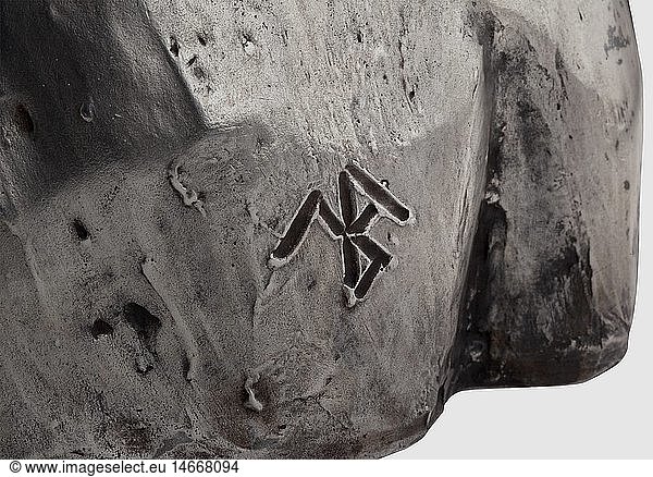 KUNST IM DRITTEN REICH  Silberne FrauenbÃ¼ste - monogrammiert 'J A'  GieÃŸerstempel 'Priessmann Bauer & Co MÃ¼nchen'  Feingehaltsstempel '800' und Halbmond  Gewicht 9 2 kg  HÃ¶he 53 5 cm. Darstellung einer jungen Frau mit lockigem  im Nacken zusammengestecktem Haar. PrieÃŸmann Bauer war eine alteingesessene MÃ¼nchner KunstgieÃŸerei fÃ¼r Kleinplastik und Monumentalguss. Zu ihren bekanntesten Arbeiten gehÃ¶rt die Skulptur 'Reitende Amazone' von Franz von Stuck  die vor dem Eingangsportal der Stuck-Villa in der MÃ¼nchner Prinzregentenstrasse steht. Auch der im Dritten Reich angesehene Bildhauer Schmid-Ehmen lieÃŸ hier arbeiten  so stammte etwa das von ihm geschaffene Bronzerelief fÃ¼r die Gefallenen des 9. November 1923 an der Feldherrnhalle aus der GieÃŸerei PrieÃŸmann Bauer  der KÃ¼nstler erhielt hierfÃ¼r 12.000 Reichsmark  die GieÃŸerei 9.500 RM  damals sehr hohe BetrÃ¤ge. Beiliegend ein Schreiben des Stadtarchives MÃ¼nchen vom 20.7.2001  gezeichnet Dr. Stahleder  Archivdirektor  in dem die Arbeit nach dem GieÃŸereistempel in die frÃ¼hen DreiÃŸiger Jahre datiert wird. Wir wÃ¼rden allerdings unter stilistischen Gesichtspunkten eher eine Arbeit der spÃ¤ten 30er vermuten. Bei der Dargestellten soll es sich um die Frau einer bedeutenden PersÃ¶nlichkeit der deutschen Wirtschaft der 30er Jahre handeln. UngewÃ¶hnlich kostbare AusfÃ¼hrung  allein der Materialwert liegt bei etwa 5.000 Euro (9/2010)
