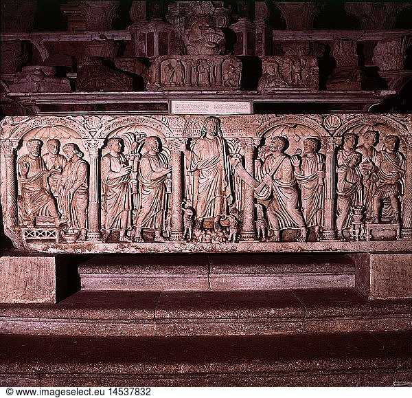 Kunst  sakral  Sarkophag der Ãœbergabe des Gesetzes an Petrus  Relief  frÃ¼hchristlich  um 400  Detail  Musee d'Art Chretien  Arles  Frankreich